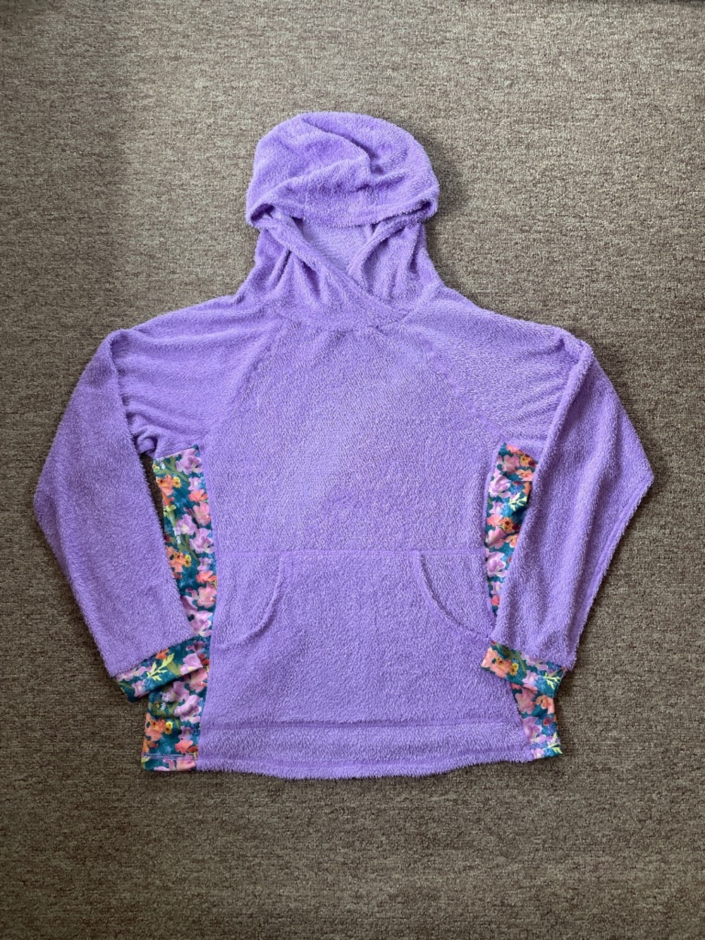 Youer Climb On Hoodie Air, “Seventeen”. Size Medium, EUC